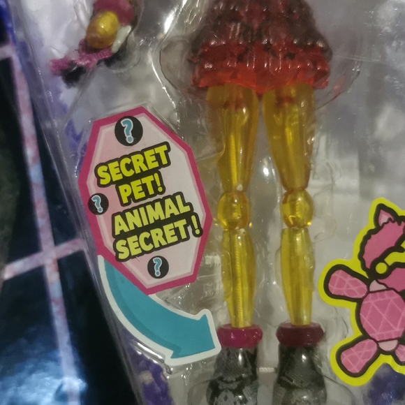 Twistys Girlz Girls Ruby Spark Petz Pets Spin Master Series 2 Doll NWT NEW Twist - Picture 4 of 15